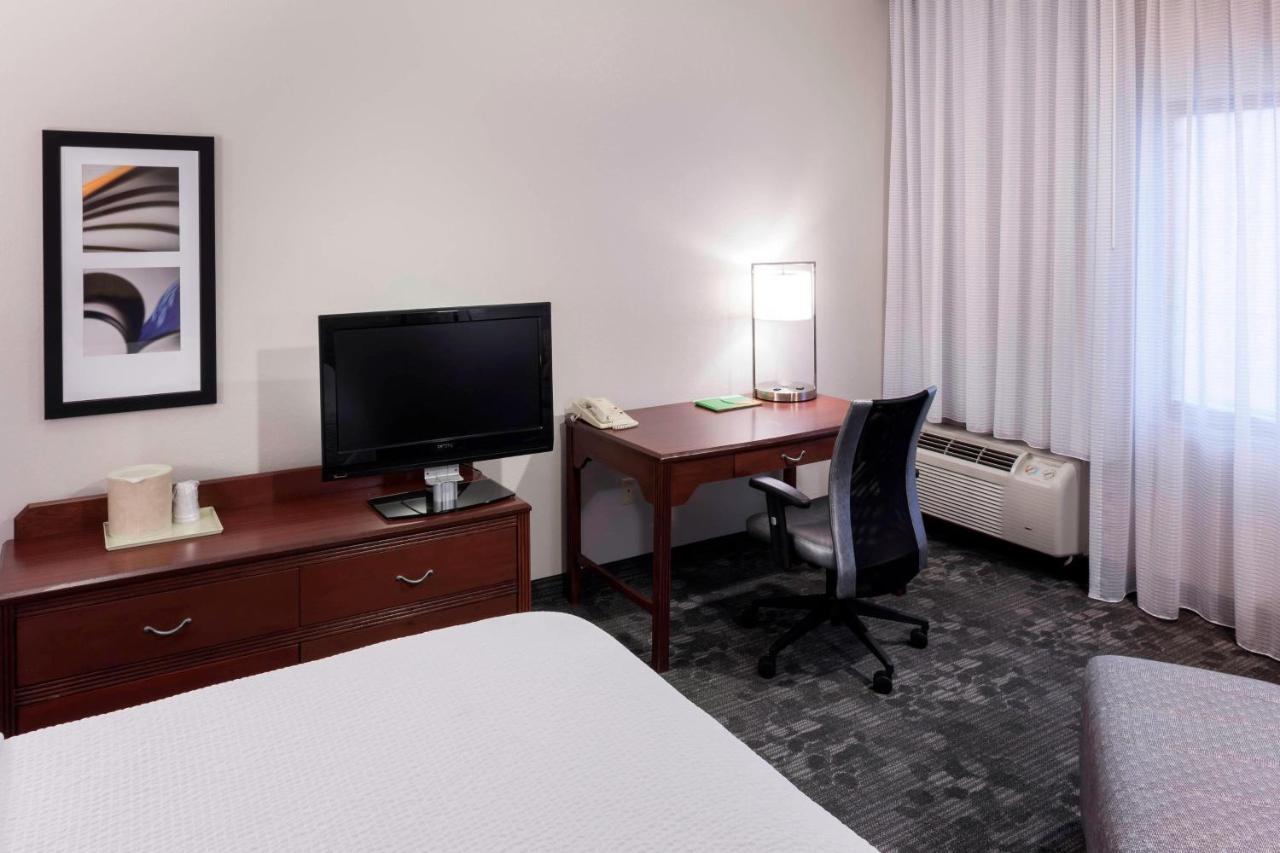 Hotel Courtyard By Marriott Wichita East Esterno foto
