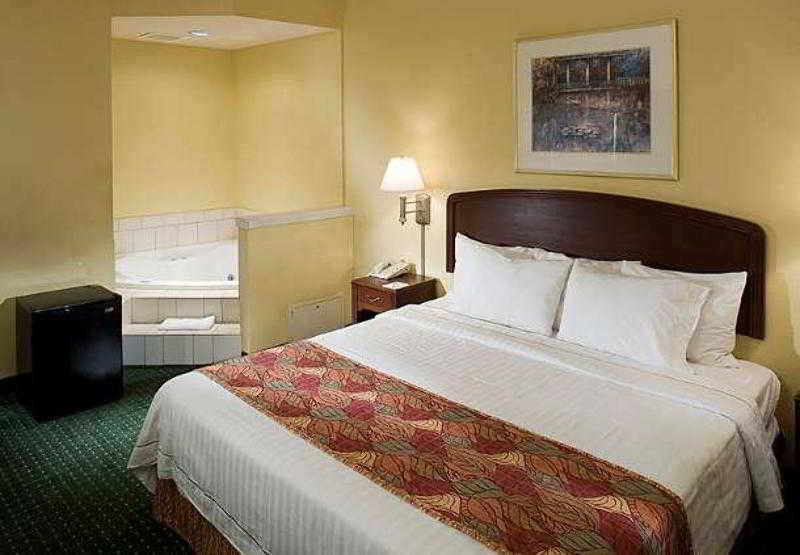 Hotel Courtyard By Marriott Wichita East Esterno foto