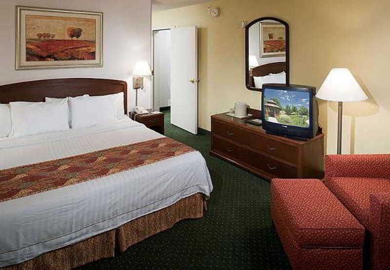 Hotel Courtyard By Marriott Wichita East Esterno foto